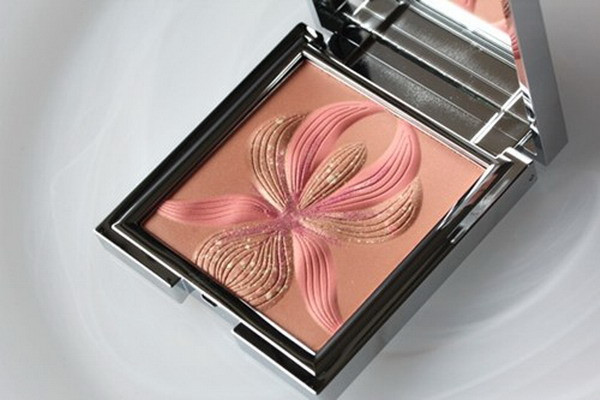 Gương mặt thêm phần rạng rỡ với đôi má ửng hồng màu nắng xuân ảnh 2