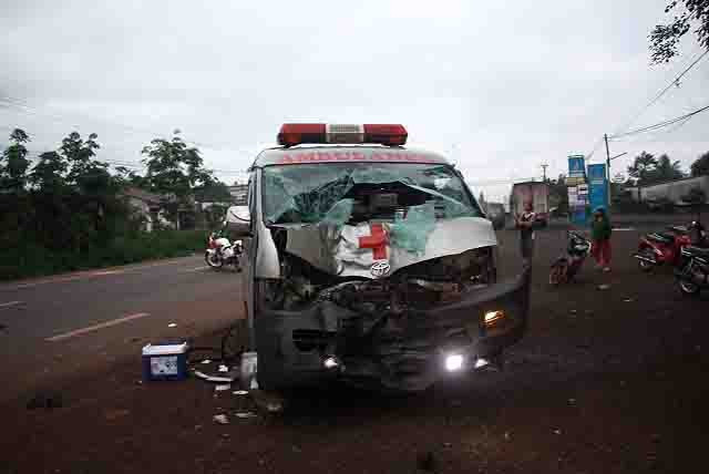 Xe máy đối đầu xe cứu thương, hai thanh niên bị thương vong ảnh 1