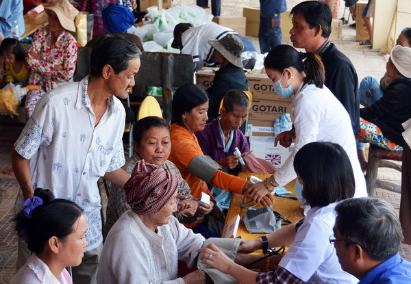 Khám bệnh miễn phí cho Việt kiều và người nghèo tại Phnom Penh ảnh 1