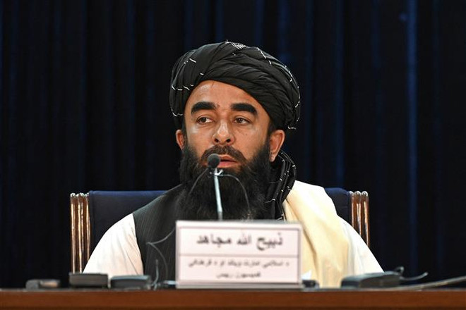 Người phát ngôn của lực lượng Taliban Zabihullah Mujahid phát biểu trong một cuộc họp báo tại Kabul (Afghanistan), ngày 6/9/2021. (Ảnh: AFP/TTXVN) Taliban đề xuất Nga làm trung gian giữa LHQ và Afghanistan ảnh 1