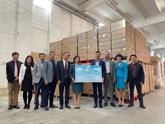 Hiệp hội Người Việt Nam tại Hungary bàn giao vật tư y tế chống COVID-19 cho Đại sứ quán Việt Nam tại Hungary, ở thủ đô Budapest ngày 22/9/2021. (Ảnh: Hoàng Linh/Vietnam+) Cộng đồng người Việt tại Hungary chung tay ủng hộ quê hương chống dịch ảnh 1