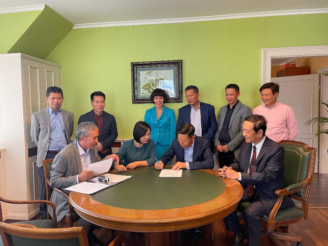 Đại sứ Nguyễn Thị Bích Thảo và đại diện Hiệp hội Người Việt Nam tại Hungary ký bàn giao vật tư y tế.(Ảnh: Hoàng Linh/Vietnam+) Cộng đồng người Việt tại Hungary chung tay ủng hộ quê hương chống dịch ảnh 3