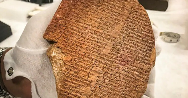 Phiến đất sét khắc sử thi Gilgamesh được bán với giá 1,67 triệu USD cho chuỗi thủ công mỹ nghệ Hobby Lobby để trưng bày tại Bảo tàng Kinh thánh ở Washington (Mỹ). (Nguồn: washingtonpost.com) Mỹ trao trả Iraq phiến đất sét 3.500 năm khắc sử thi Gilgamesh ảnh 1