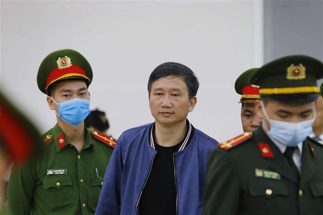 Cảnh sát dẫn giải bị cáo Trịnh Xuân Thanh (sinh năm 1966, nguyên: Chủ tịch Hội đồng quản trị, Tổng Giám đốc Tổng Công ty Cổ phần Xây lắp Dầu khí Việt Nam - PVC) trong phiên xét xử chiều 15/3. (Ảnh: Doãn Tấn/TTXVN) Vụ Ethanol Phú Thọ: Chủ mới biệt thự Tam Đảo đệ đơn kháng cáo ảnh 2