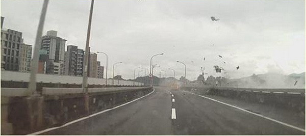 [Photo] Cảnh máy bay Đài Loan va quệt trên cao tốc rồi lao sông ảnh 3