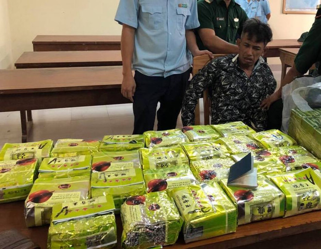 Hải quan bắt giữ đối tượng vận chuyển 25kg ma túy đá, 52 bánh heroin ảnh 1