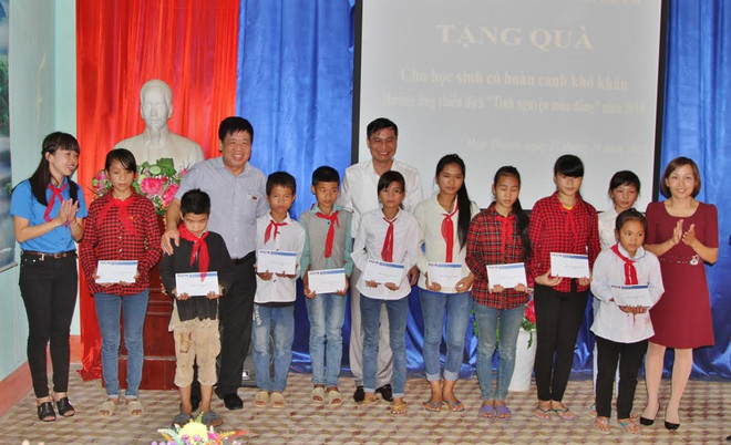 Tuổi trẻ TTXVN và Thành đoàn Lào Cai tiếp sức cho học sinh nghèo ảnh 1