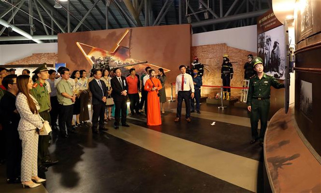 Triển lãm thành tựu tỉnh Quảng Ninh 60 năm hình thành và phát triển ảnh 1