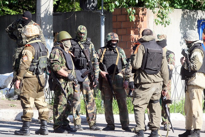 Lực lượng biểu tình có vũ trang đóng chốt tại thành phố Donetsk ngày 6/5. (Nguồn: AFP/TTXVN) Mỹ: Đàm phán tại Ukraine cần tập trung vào miền Đông ảnh 1