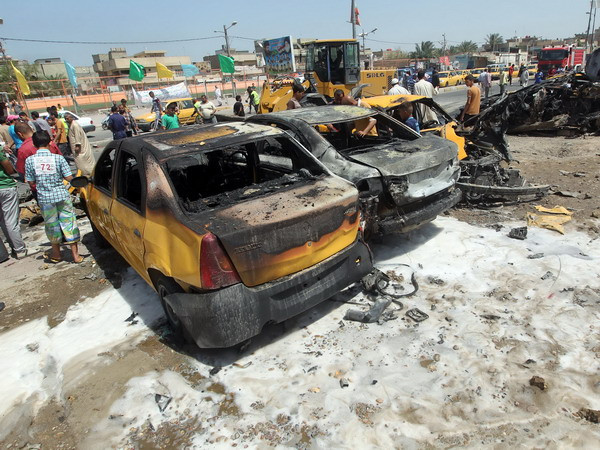 Hiện trường một vụ đánh bom xe ở thành phố Sadr ngày 13/5. (Nguồn: AFP/TTXVN) Đánh bom trụ sở cảnh sát tại Iraq làm 6 người thiệt mạng ảnh 1