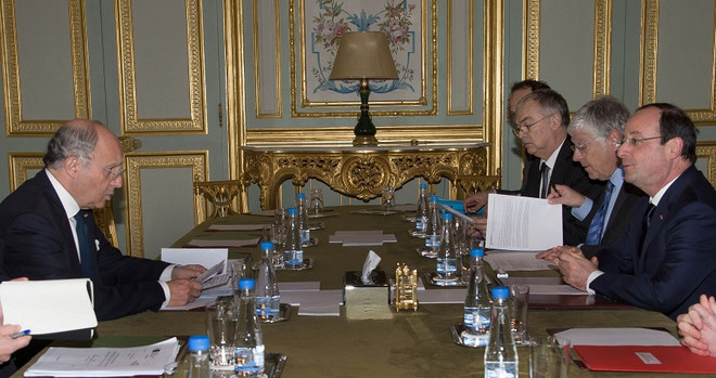Tổng thống Pháp Francois Hollande (phải) trong cuộc cuộc thảo luận với Ngoại trưởng Laurent Fabius (trái) về diễn biến căng thẳng ở Ukraine hiện nay. (Nguồn: AFP/TTXVN) Đức, Pháp hối thúc các bên ở Ukraine "đối thoại quốc gia" ảnh 1