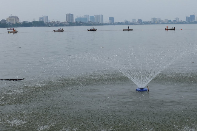 Hà Nội lắp đặt hệ thống cung cấp oxy hòa tan ở Hồ Tây ảnh 1