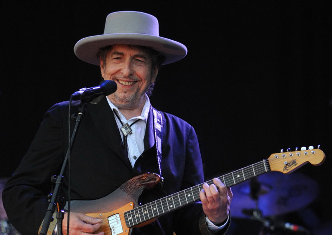 Ca sĩ Bob Dylan nhận huân chương và bằng chứng nhận giải Nobel Văn học ảnh 1