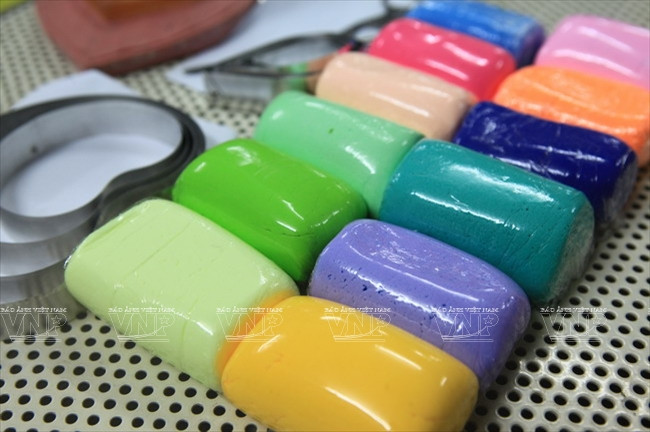 Làm hoa bằng đất sét: Thổi hồn vào những nắm bột đất vô tri ảnh 2