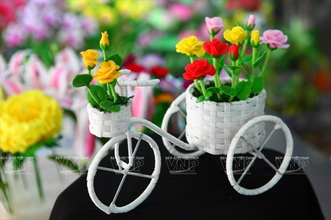 Làm hoa bằng đất sét: Thổi hồn vào những nắm bột đất vô tri ảnh 17