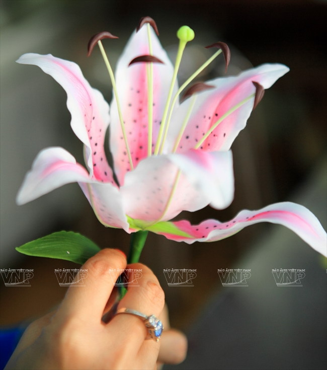 Làm hoa bằng đất sét: Thổi hồn vào những nắm bột đất vô tri ảnh 9