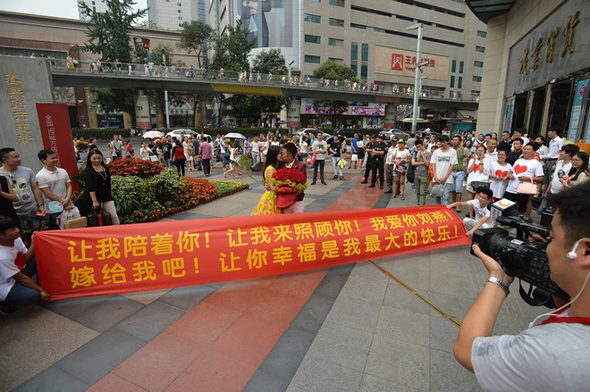 [Photo] Đang cầu hôn bạn gái trên phố thì bị cảnh sát... đến dẹp ảnh 4