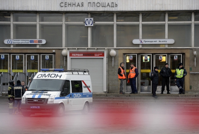 Ảnh tư liệu: Cảnh sát gác tại nhà ga tàu điện ngầm ở Saint Petersburg, Nga. (Nguồn: AFP/ TTXVN) Nhà Trắng công bố nội dung cuộc điện đàm lãnh đạo Mỹ-Nga ảnh 1