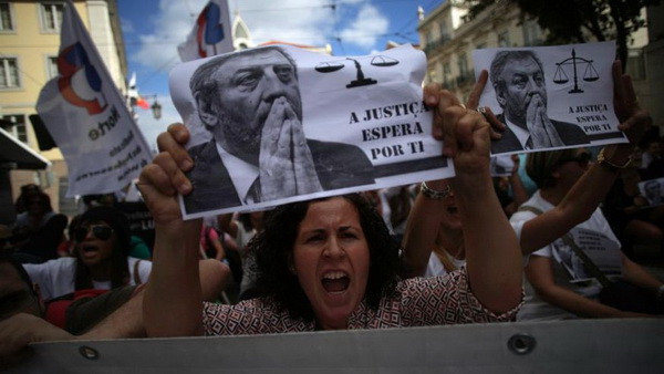 Biểu tình phản đối cắt giảm ngân sách giáo dục tại Bồ Đào Nha ảnh 1