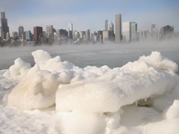 Nhiệt độ tại thành phố Chicago ngày 6/1 xuống mức kỷ lục -16 độ C, khiến nhiều sông hồ trong thành phố đóng băng. (Nguồn: AFP/TTXVN) Giá rét tại Mỹ và Canada tiếp tục diễn biến phức tạp ảnh 1