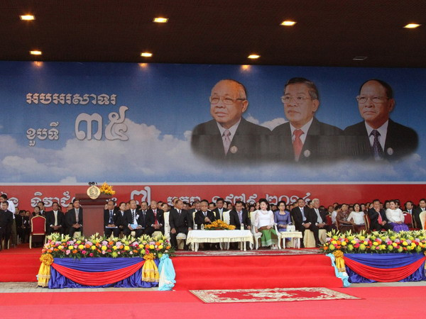 Ban lãnh đạo cấp cao đảng Nhân dân Campuchia cầm quyền, quan chức, đại diện ngoại giao đoàn tại Phnom Penh tham dự buổi lễ. (Ảnh: Xuân Khu/Vietnam+) Campuchia kỷ niệm 35 năm Ngày chiến thắng chế độ diệt chủng ảnh 1