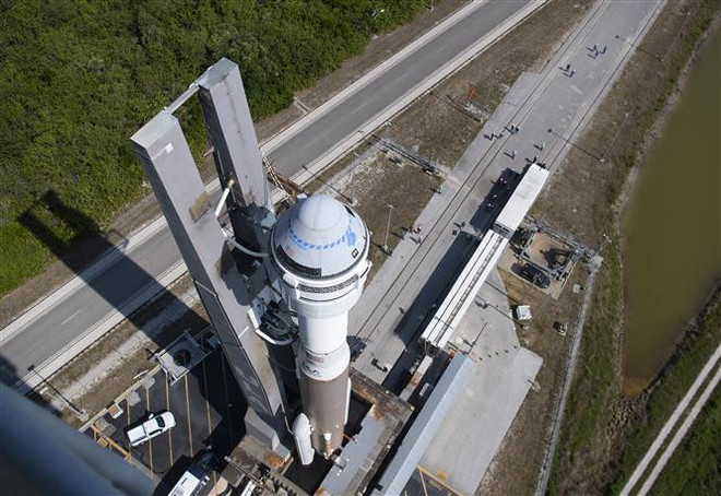 Tên lửa Atlas V mang theo tàu vũ trụ Starliner của Boeing chuẩn bị được phóng tại Trạm vũ trụ Cape Canaveral ở Florida (Mỹ), ngày 18/5/2022. (Ảnh: AFP/TTXVN) Chuẩn bị bay thử nghiệm tàu vũ trụ không người lái Starliner ảnh 1