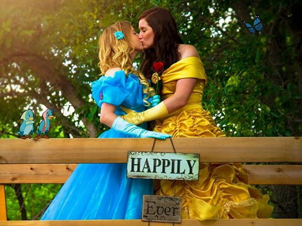 Công chúa lọ lem Cinderella "nổi loạn" với nụ hôn đồng giới ảnh 1