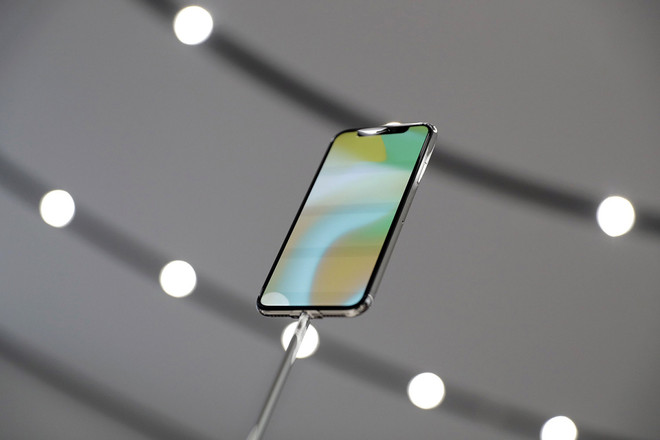 Mẫu điện thoại iPhone X. (Nguồn: Shutterstock) Apple hạ thấp yêu cầu kỹ thuật để đẩy nhanh sản xuất iPhone X? ảnh 1