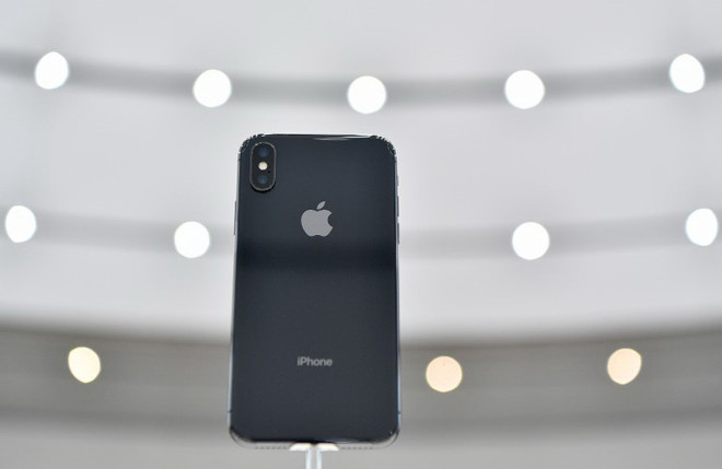Điện thoại iPhone X. (Nguồn: AFP) Apple thừa nhận việc iPhone X sẽ rất khó mua trong giai đoạn đầu ảnh 1