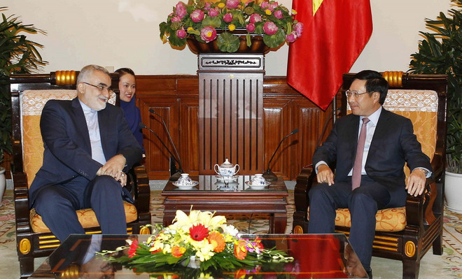 Phó Thủ tướng, Bộ trưởng Bộ Ngoại giao Phạm Bình Minh tiếp ông Alaeddin Boroujerdi, Chủ nhiệm Ủy ban Chính sách đối ngoại và An ninh quốc gia - Quốc hội Iran, Chủ tịch Nhóm Nghị sỹ hữu nghị Việt Nam-Iran. (Ảnh: Văn Điệp/TTXVN) Sớm đưa kim ngạch song phương Việt Nam-Iran đạt mức 2 tỷ USD ảnh 1