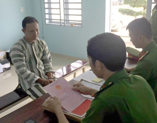 Đối tượng Phạm Xuân Chiến tại cơ quan điều tra. (Nguồn: TTXVN phát) Khởi tố đối tượng làm giả sổ đỏ và phóng hỏa đốt trụ sở để phi tang ảnh 1