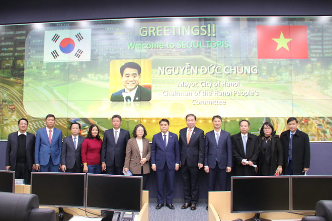 Đoàn khảo sát Trung tâm thông tin và điều hành giao thông thành phố Seoul. (Ảnh: Pv/Vietnam+) Đoàn công tác của thành phố Hà Nội thăm và làm việc tại Hàn Quốc ảnh 2