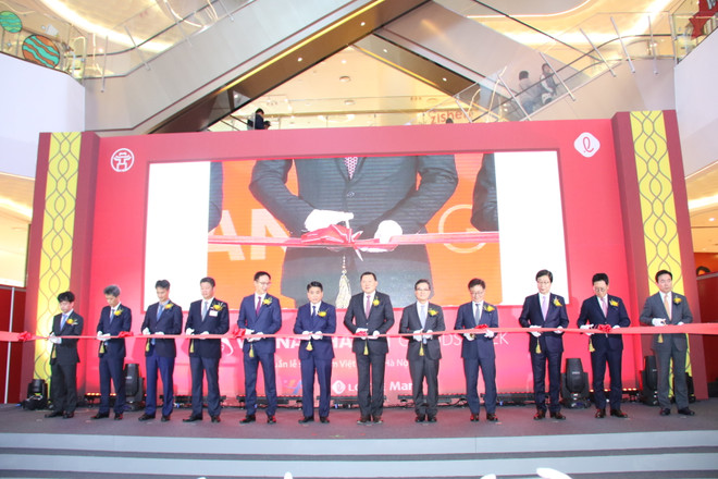 Cắt băng khai mạc Tuần hàng Việt Nam-Hà Nội 2019 tại Hàn Quốc. (Ảnh: PV/Vietnam+) Đoàn công tác của thành phố Hà Nội thăm và làm việc tại Hàn Quốc ảnh 3