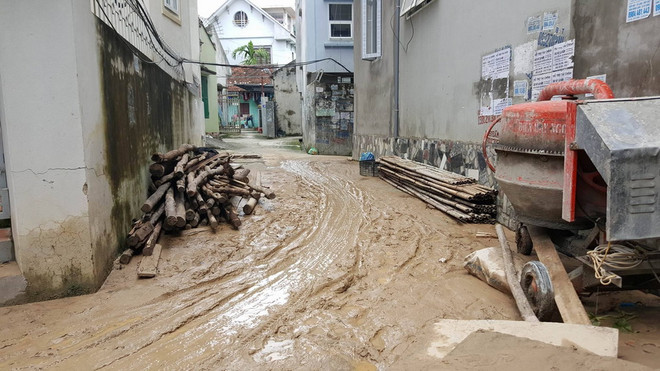 Bùn đất từ sân golf FLC Hạ Long lại đổ tràn vào nhà dân và quốc lộ ảnh 1