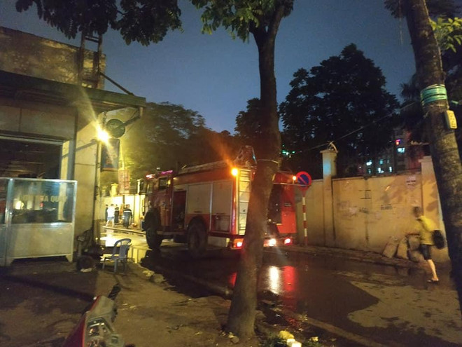 Hà Nội: Quán bia Hải Xồm bất ngờ bốc cháy dữ dội trong đêm ảnh 1
