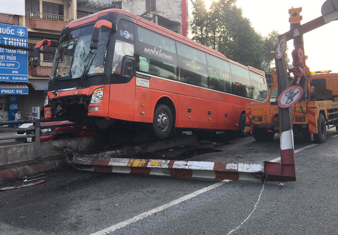 Xe khách mất lái "vắt vẻo" ở lan can hầm chui, hành khách hoảng loạn ảnh 1