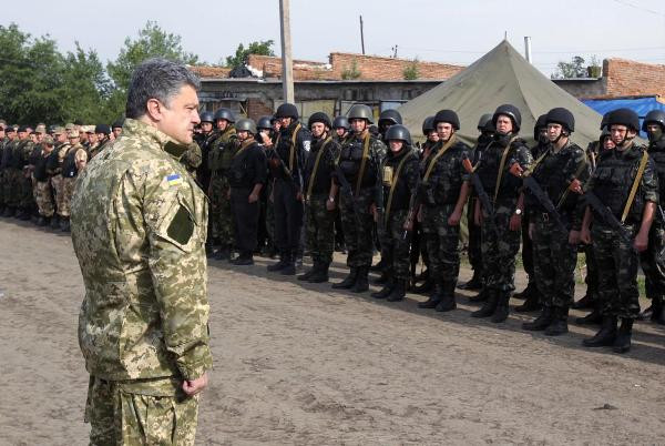 Tổng thống Petro Poroshenko đi thăm các binh sỹ Ukraine ở gần khu vực Slovyansk, miền Đông Ukraine hôm 20/6. (Ảnh: militaryphotos.net) Tổng thống Poroshenko bất ngờ thị sát khu vực giao tranh ở Donbass ảnh 1