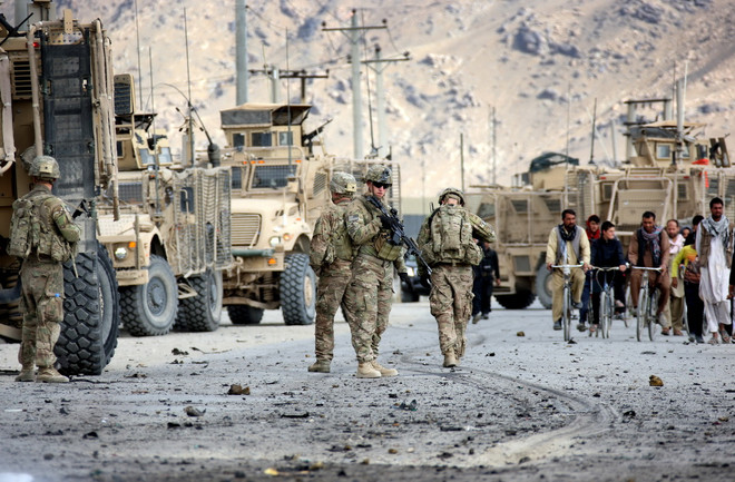 Binh sỹ Mỹ thuộc Lực lượng hỗ trợ an ninh quốc tế (ISAF) do NATO dẫn đầu tại Afghanistan điều tra tại hiện trường một vụ tấn công. (Nguồn: THX/TTXVN) Liên quân Anh-Mỹ hạ cờ, chuẩn bị rút quân chính thức khỏi Afghanistan ảnh 1