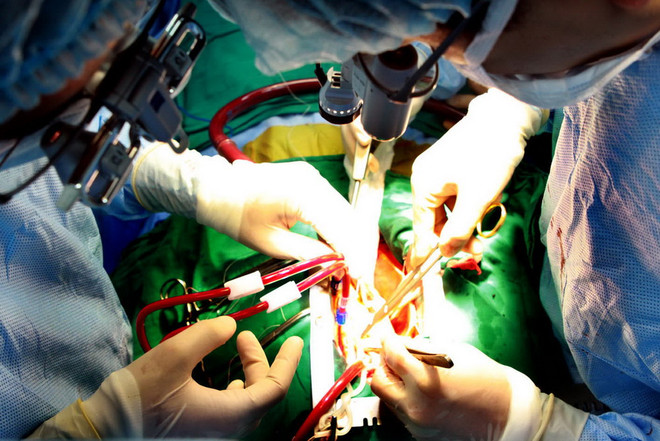 Nối thành công một bàn tay đứt lìa cho bệnh nhân ở Đồng Nai ảnh 1