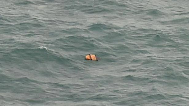 AirAsia xác nhận các mảnh vỡ tìm được là của máy bay mất tích ảnh 1