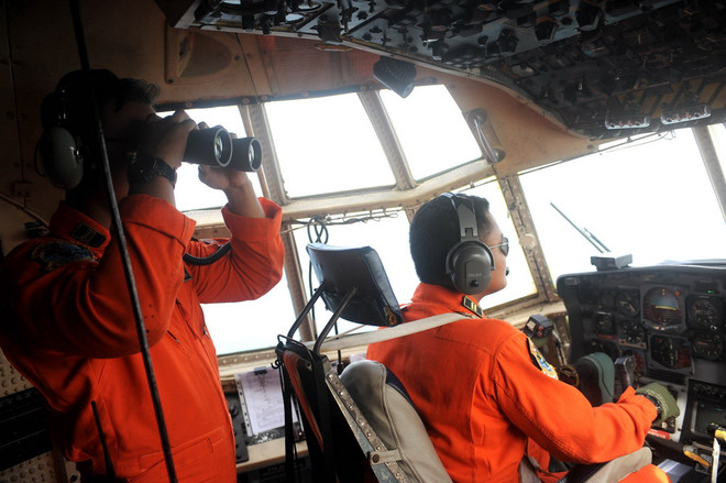 Công cuộc tìm kiếm QZ8501 gặp khó khăn vì sóng biển cao ảnh 1