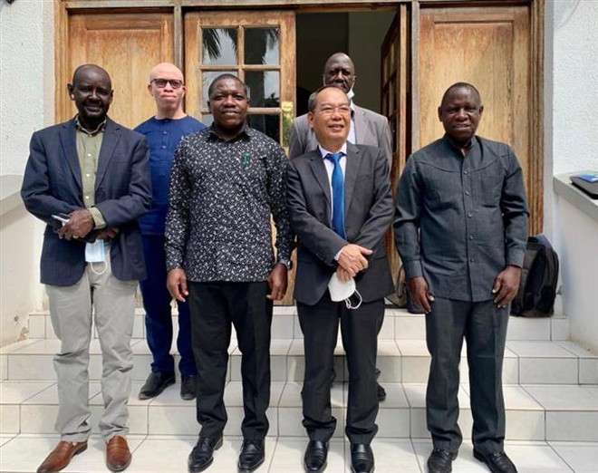 Đại sứ Việt Nam tại Tanzania Nguyễn Nam Tiến cùng chụp ảnh lưu niệm với Bộ trưởng Đầu tư Tanzania, ông Geoffrey Mwambe (thứ hai, trái, hàng trước) và một số lãnh đạo của Tanzania, tháng 8/2021. (Ảnh: TTXVN) Doanh nghiệp Việt Nam và Tanzania tìm hiểu cơ hội đầu tư song phương ảnh 1