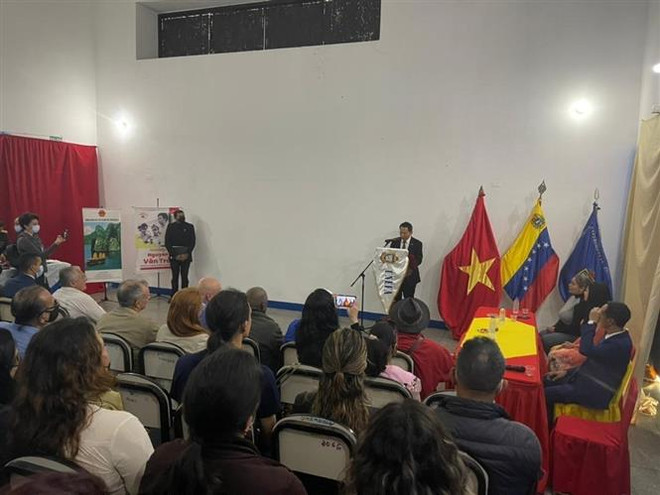 Đại sứ Việt Nam tại Venezuela Lê Viết Duyên phát biểu tại buổi lễ. (Ảnh: TTXVN phát) Tri ân du kích quân tham gia "Chiến dịch Nguyễn Văn Trỗi" ở Venezuela ảnh 1