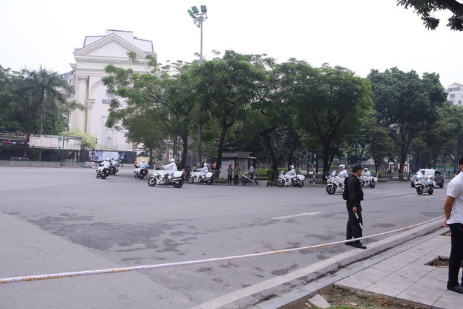 Sau chặng dừng chân ở Hilton, đoàn Tổng thống Hoa Kỳ ra sân bay ảnh 1