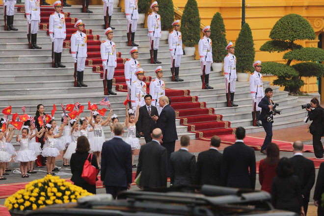 Chủ tịch nước Trần Đại Quang chủ trì lễ đón Tổng thống Donald Trump ảnh 3