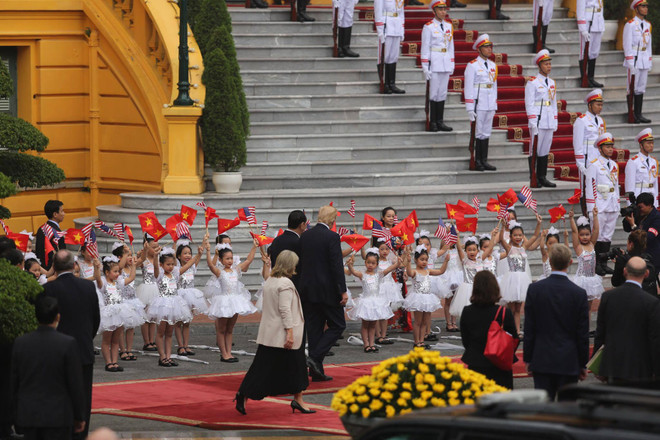 Chủ tịch nước Trần Đại Quang chủ trì lễ đón Tổng thống Donald Trump ảnh 2