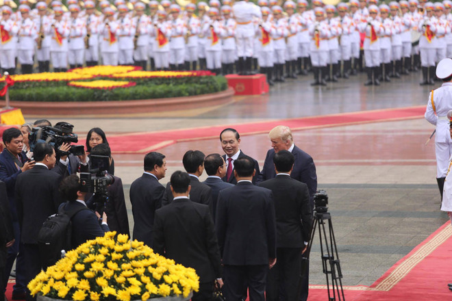 Chủ tịch nước Trần Đại Quang chủ trì lễ đón Tổng thống Donald Trump ảnh 11