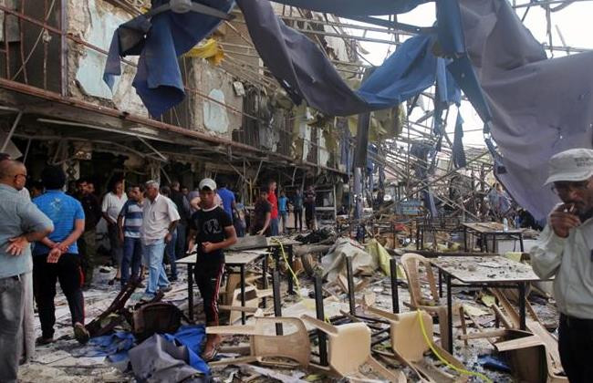Hiện trường vụ đánh bom ở khu đỗ xe bên ngoài một nhà hàng tại khu vực Talbiyah, Đông Bắc Baghdad. (Nguồn: AFP) Đánh bom liều chết đẫm máu vào một nhà hàng tại Iraq ảnh 1