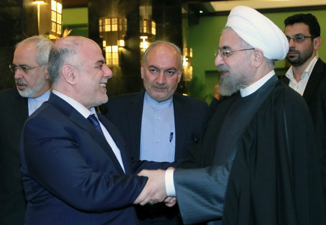 Tổng thống Iran Hassan Rouhani (phải) có cuộc gặp với Thủ tướng Iraq Haidar al-Abadi (trái) đang trong chuyến thăm Iran. (Nguồn: AFP/TTXVN) Iran cam kết giúp Iraq trong cuộc chiến chống Nhà nước Hồi giáo ảnh 1