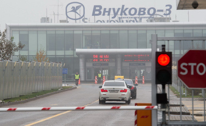 Quang cảnh tại trung tâm dịch vụ hàng không sân bay Vnukovo ngày 21/10. (Nguồn: AFP/TTXVN) Nga, Pháp điều tra về cái chết của Chủ tịch Tập đoàn Total ảnh 1